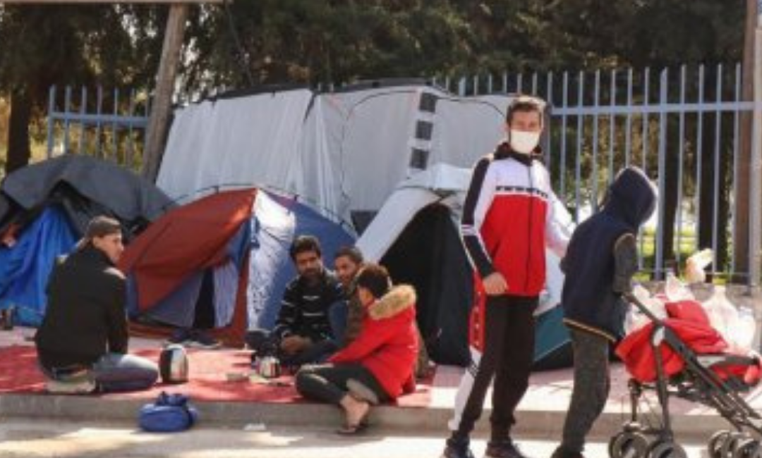 Grecia: famiglie di rifugiati con minori in strada, ancora una volta
