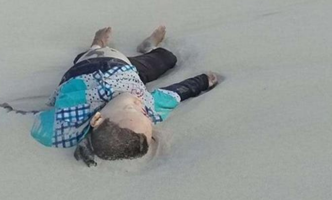 Le foto del dramma. Libia, il mare restituisce i corpi dei piccoli migranti