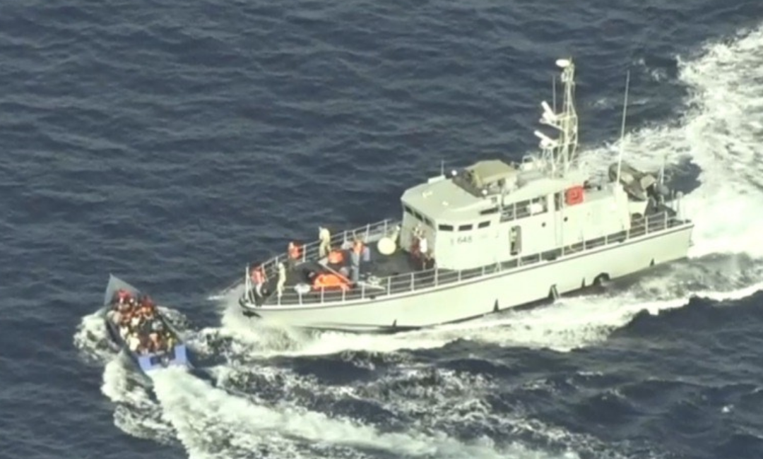 Così i guardacoste libici hanno tentato di speronare e sparare su un barcone
